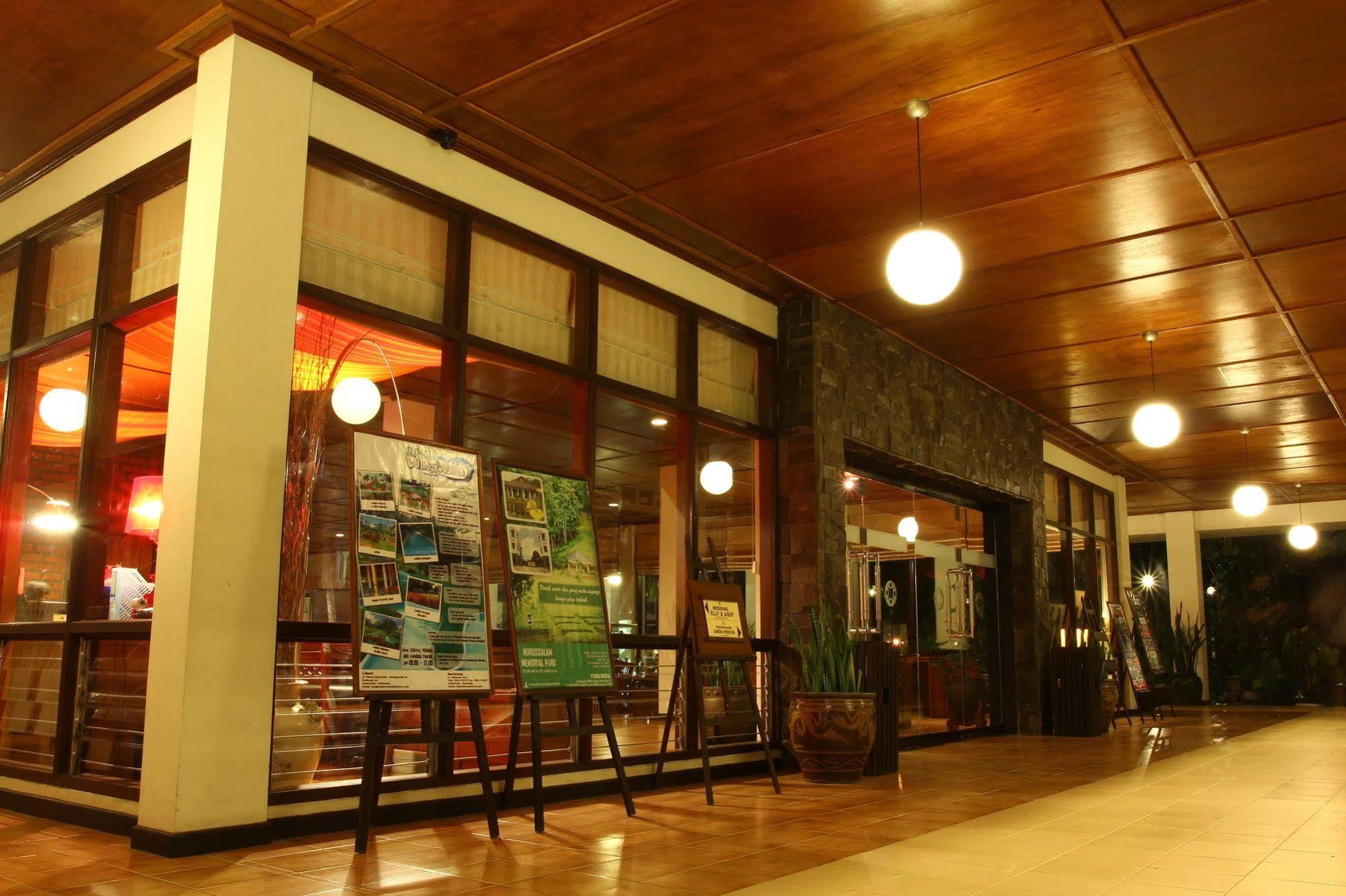 Mesra Business & Resort Hotel Samarinda Ngoại thất bức ảnh
